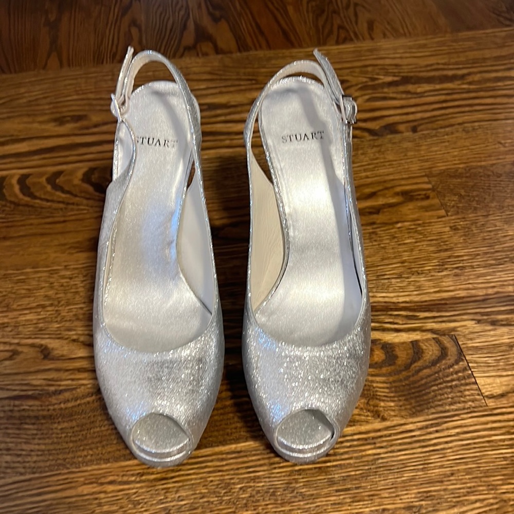 Stuart Weitzman slingback peep toe sandal in silver size 7